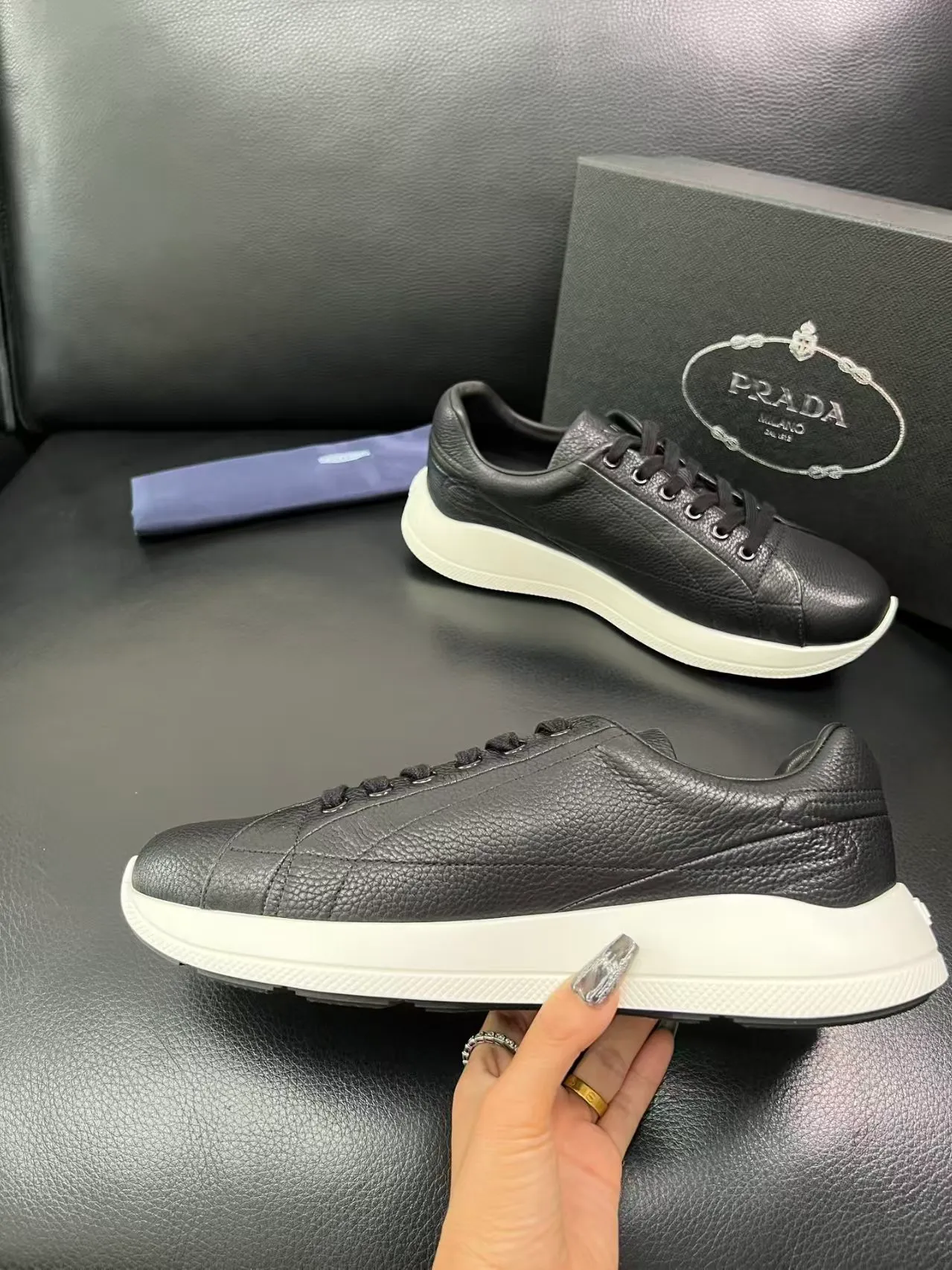 P440 38-45 Prada Prada’s new men’s leather sneakers, the highest version on the market, any comparison is welcome🆚! The original leather has excellent texture and is super high-end! Fetal sheep net lining imported from Italy, removable pad! Luxurious materials and fine workmanship, highly recommended! No. 058